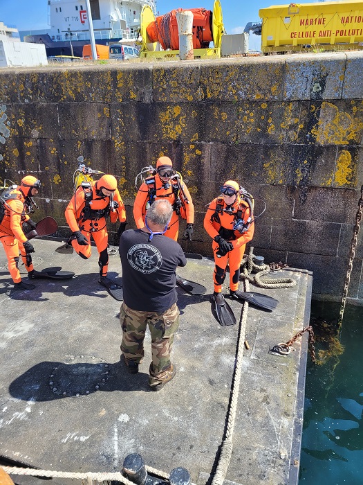 FORMATION DE PLONGEURS A CONFLANS ST HONORINE POUR LA MARINE NATIONALE