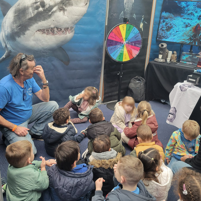 Un espace familles pour découvrir les requins, les mers et ...